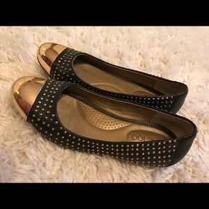 Women’s Me Too black and gold flats